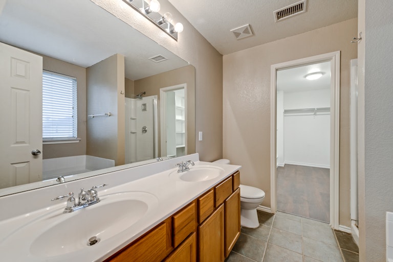 Photo 16 of 25 - 3700 Diamond Ranch Rd, Roanoke, TX 76262