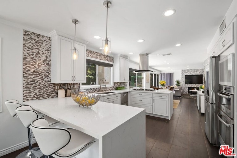 Photo 13 of 37 - 22334 Liberty Bell Rd, Calabasas, CA 91302