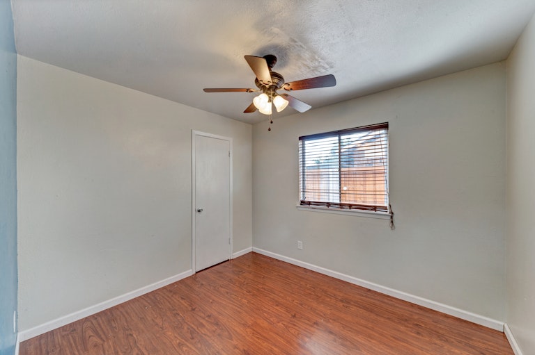 Photo 17 of 24 - 1918 Glenwick Ln, Irving, TX 75060