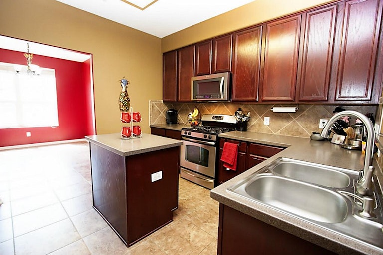 Photo 10 of 31 - 22526 Goss Spring Ct, Spring, TX 77373