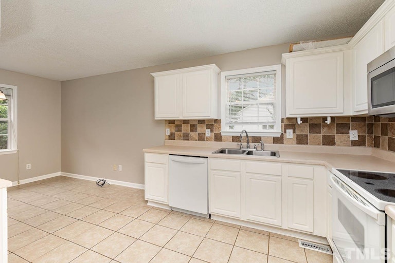 Photo 12 of 32 - 155 Duck Pond Ln, Clayton, NC 27520