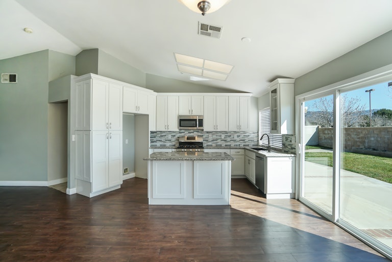Photo 4 of 17 - 3219 N Tamarind Ave, Rialto, CA 92377