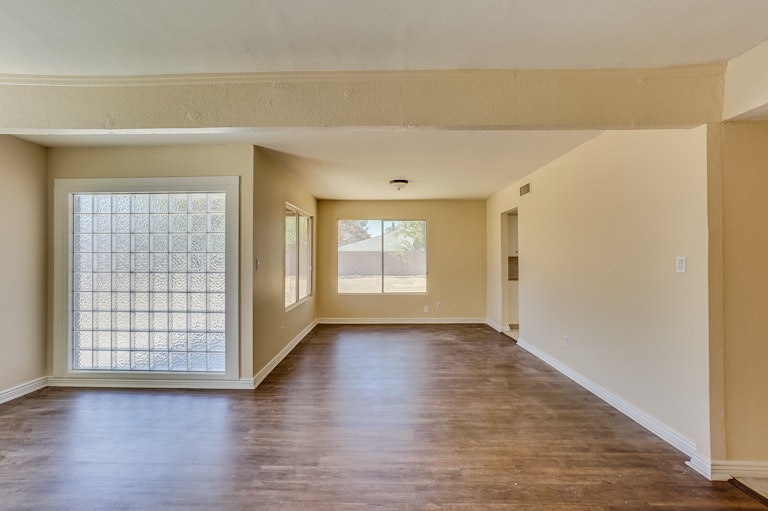 Photo 3 of 23 - 3917 W Glenaire Dr, Phoenix, AZ 85053