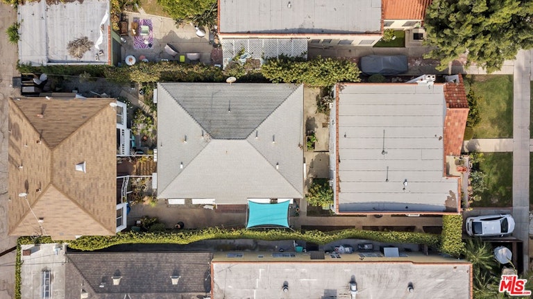 Photo 3 of 19 - 827 N McCadden Pl, Los Angeles, CA 90038