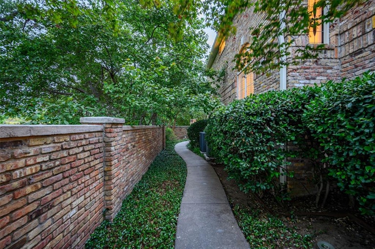 Photo 32 of 35 - 13703 Creekside Pl, Dallas, TX 75240