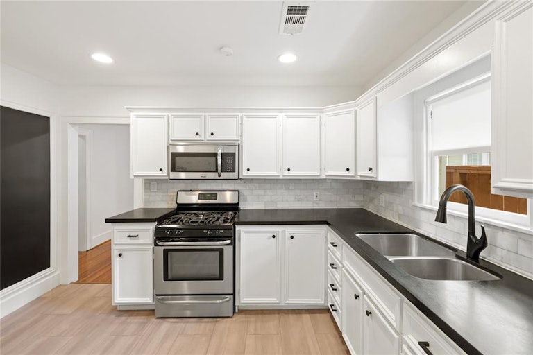 Photo 13 of 30 - 1031 W Melwood St, Houston, TX 77009