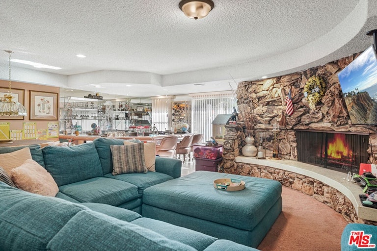 Photo 7 of 23 - 18116 Chardon Cir, Encino, CA 91316