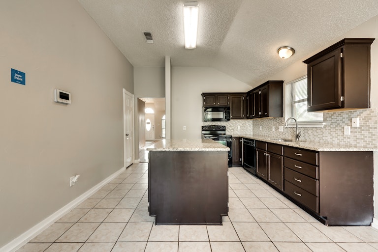 Photo 13 of 35 - 2608 Park Valley Dr, Mesquite, TX 75181