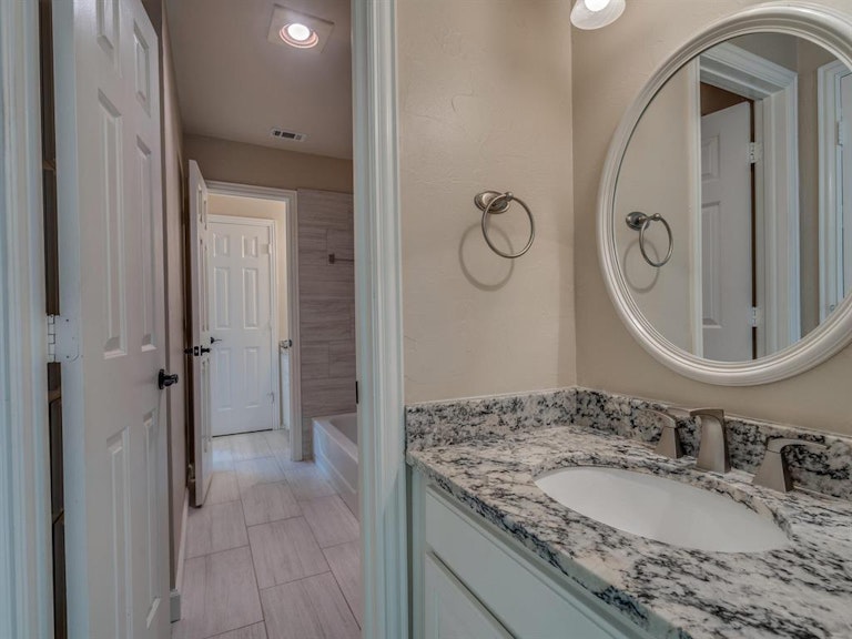 Photo 28 of 32 - 2524 Oak Brook Dr, Bedford, TX 76021