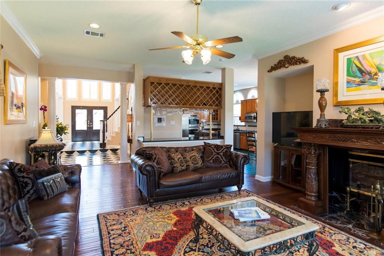 Photo 10 of 40 - 706 Cottonwood Bend Dr, Allen, TX 75002