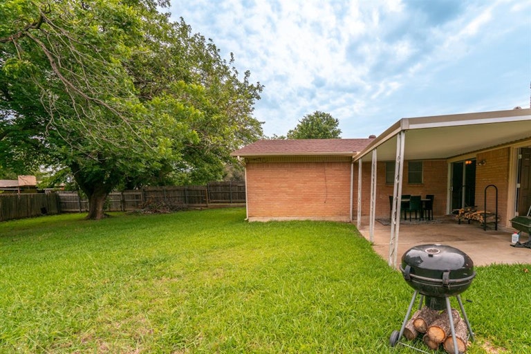 Photo 17 of 21 - 2020 Rockmoor Dr, Fort Worth, TX 76134
