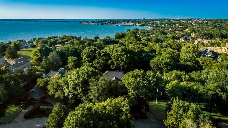 Photo 3 of 37 - 1605 Mariah Bay Cir, Rockwall, TX 75032