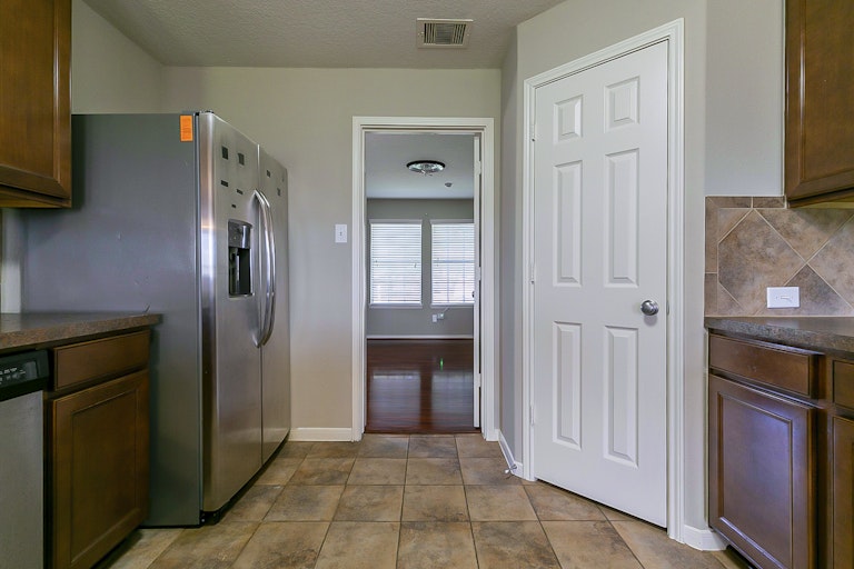 Photo 9 of 29 - 5405 Lilac Grove Ln, Rosharon, TX 77583