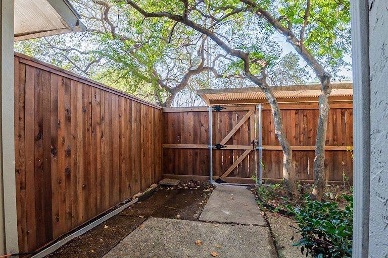Photo 17 of 25 - 9326 Emberglow Ln, Dallas, TX 75243