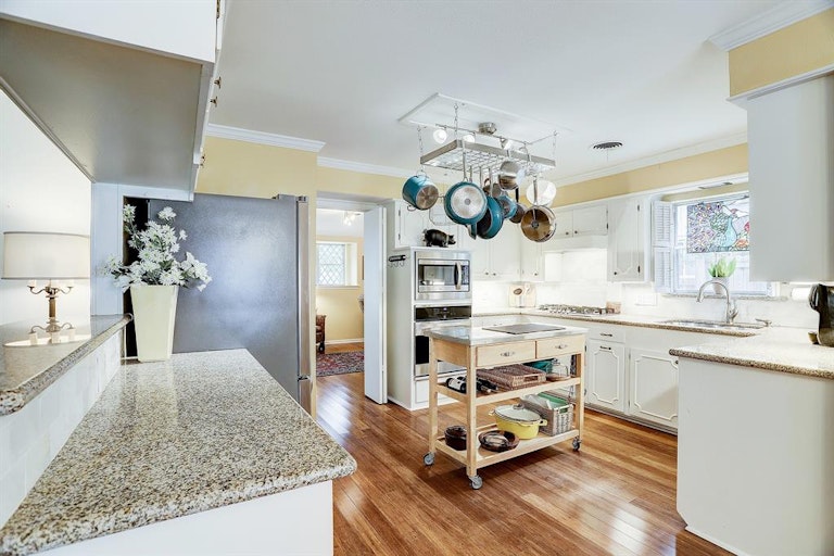 Photo 9 of 23 - 5414 Indigo St, Houston, TX 77096