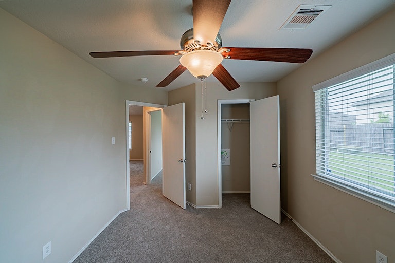Photo 11 of 24 - 13527 High Banks Ln, Houston, TX 77034