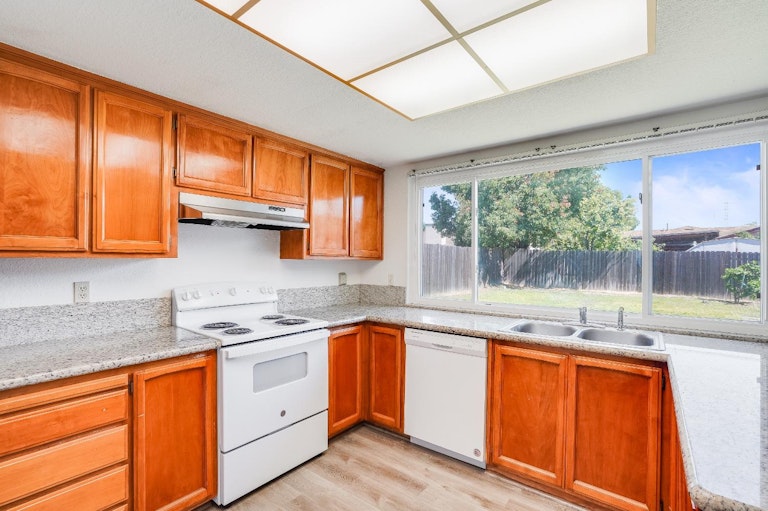 Photo 8 of 36 - 4636 Baywind Dr, Sacramento, CA 95838