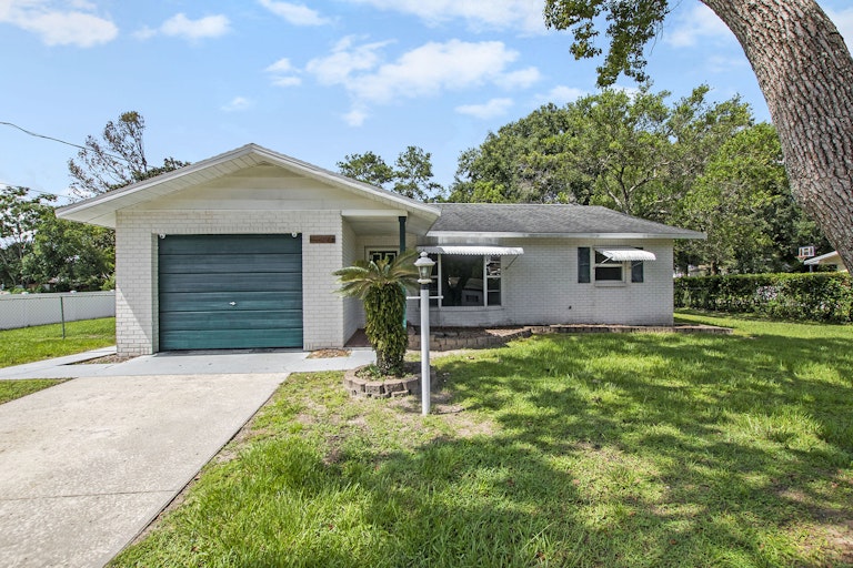 Photo 1 of 17 - 37223 Temple Ave, Zephyrhills, FL 33541