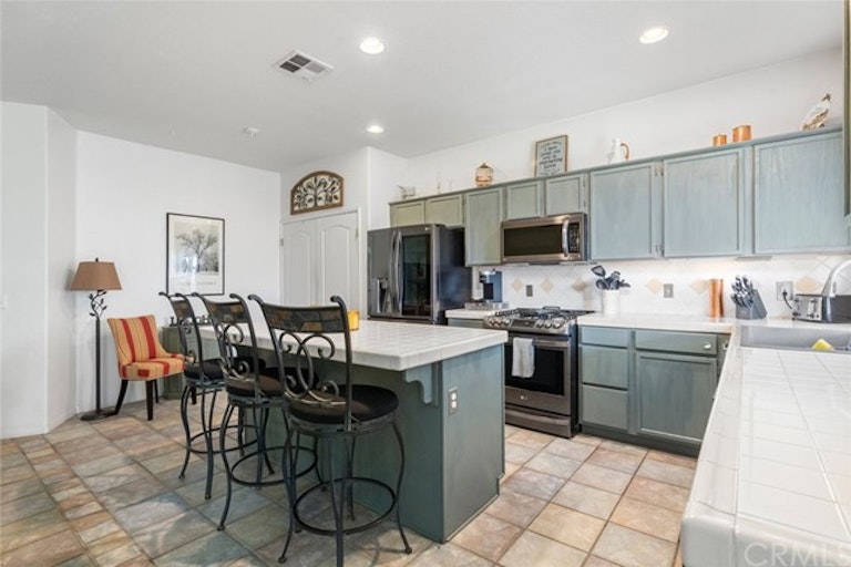Photo 16 of 39 - 2077 Saint Emilion Ln, San Jacinto, CA 92583