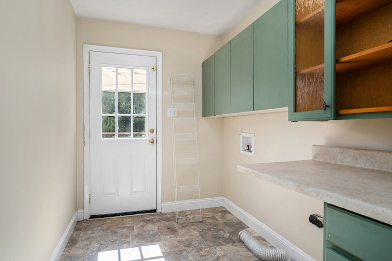 Photo 9 of 21 - 8433 Dunsinane Dr, Charlotte, NC 28227