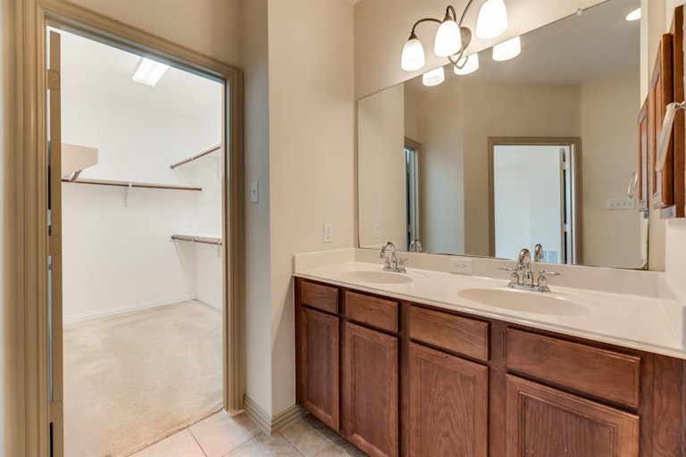 Photo 13 of 19 - 3824 Vienna St, Irving, TX 75038