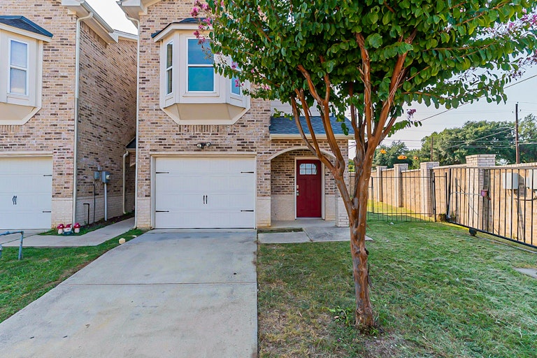 Photo 1 of 25 - 2800 Pasadena Ln, Arlington, TX 76015