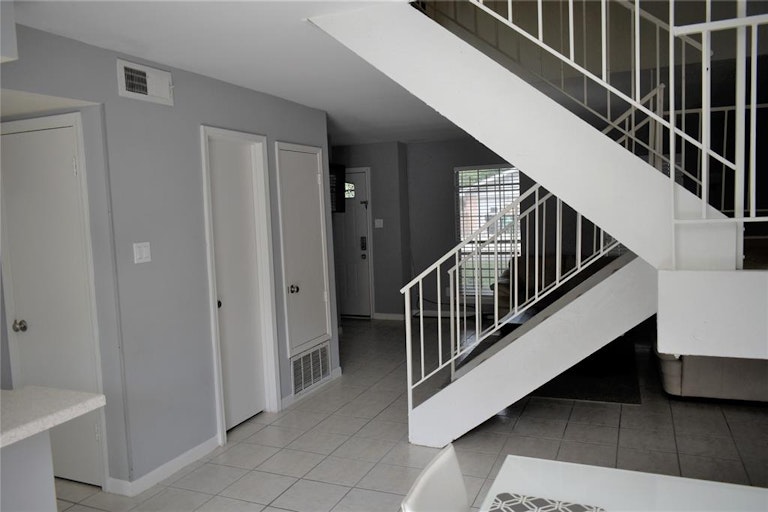 Photo 8 of 23 - 10018 Knoboak Dr #13, Houston, TX 77080