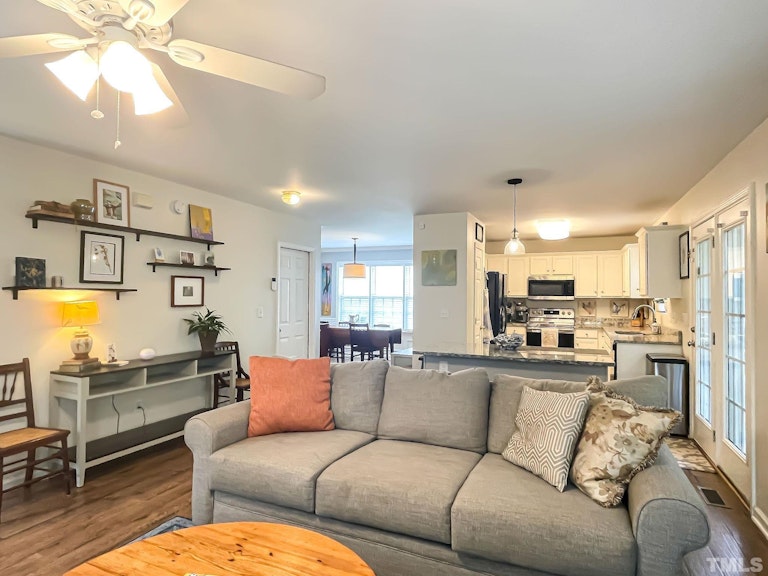 Photo 4 of 21 - 2408 Summit Dr, Hillsborough, NC 27278