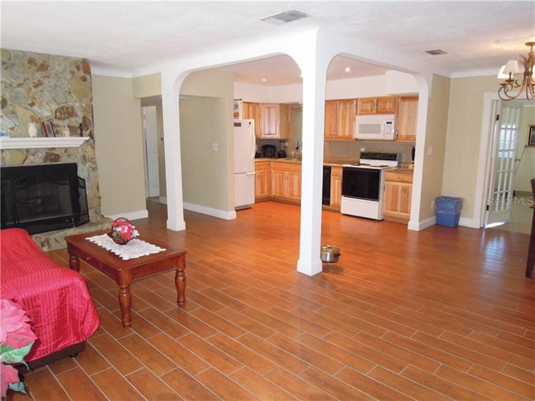 Photo 4 of 14 - 6460 16th St N, Saint Petersburg, FL 33702