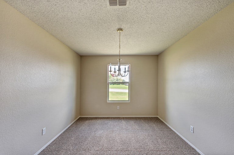 Photo 9 of 22 - 4901 Parkview Hills Ln, Fort Worth, TX 76179