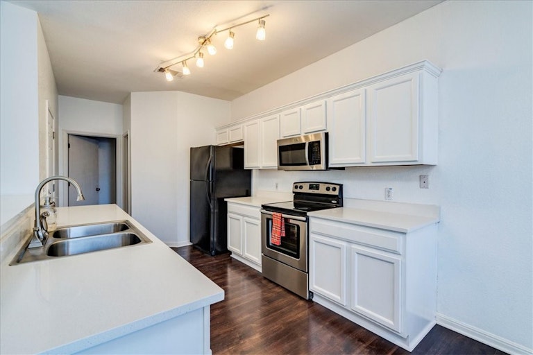 Photo 7 of 32 - 4703 Valcour Bay Ln, Austin, TX 78754