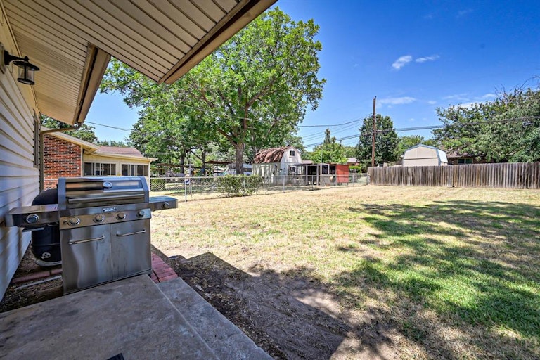 Photo 21 of 24 - 702 Paula St, Kennedale, TX 76060