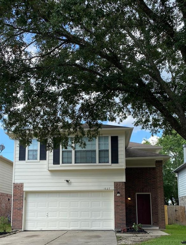 Photo 1 of 11 - 1027 Willow West Dr, Houston, TX 77073