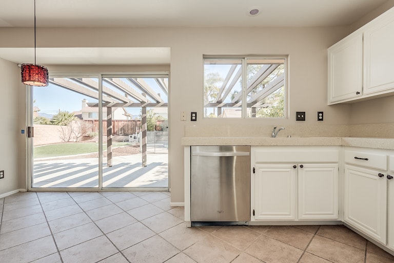 Photo 7 of 17 - 1568 N Grove St, Redlands, CA 92374