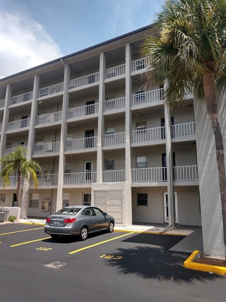 Photo 1 of 27 - 3184 Lake Bayshore Dr #323, Bradenton, FL 34205