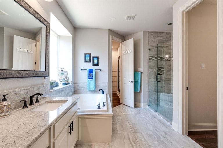 Photo 11 of 37 - 8501 Persimmon Ct, McKinney, TX 75072