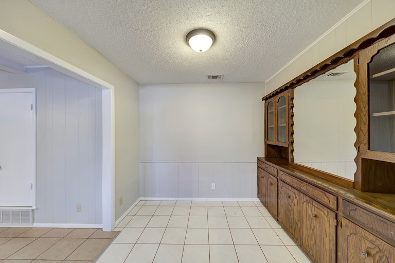 Photo 9 of 29 - 7344 Laurie Dr, Fort Worth, TX 76112