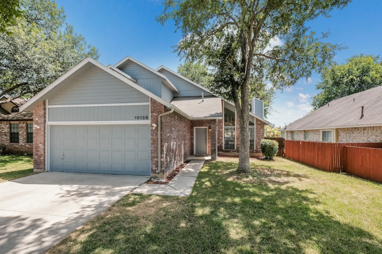 Photo 1 of 25 - 10138 Sandyglen, San Antonio, TX 78240