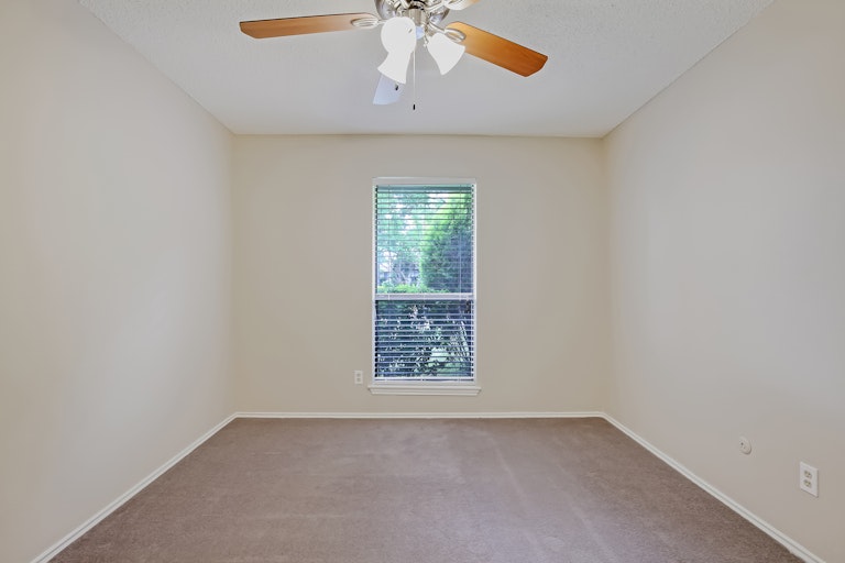 Photo 16 of 25 - 404 Rivervalley Ct, Arlington, TX 76006