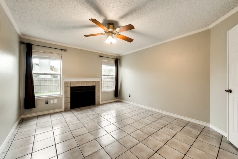 Photo 12 of 23 - 1105 Cherrytree Dr, Arlington, TX 76001