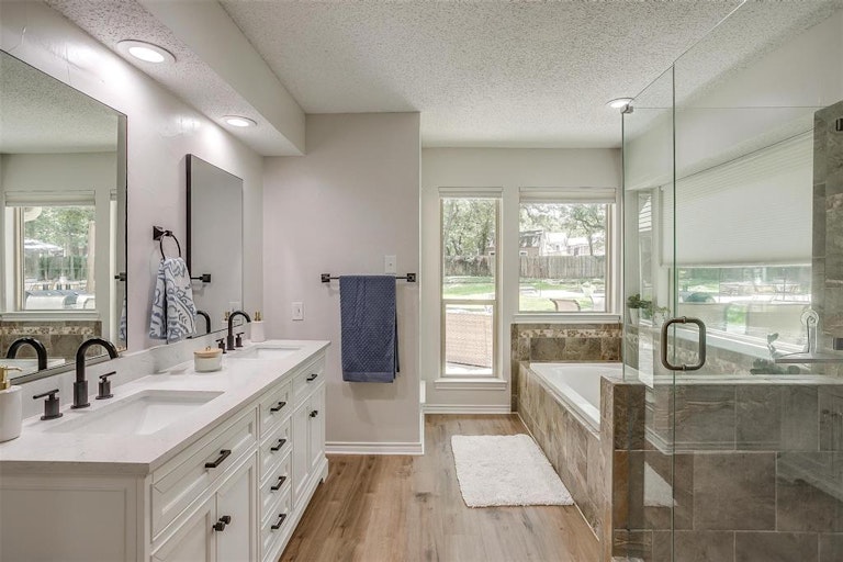 Photo 24 of 40 - 312 Emerald Ct, Burleson, TX 76028
