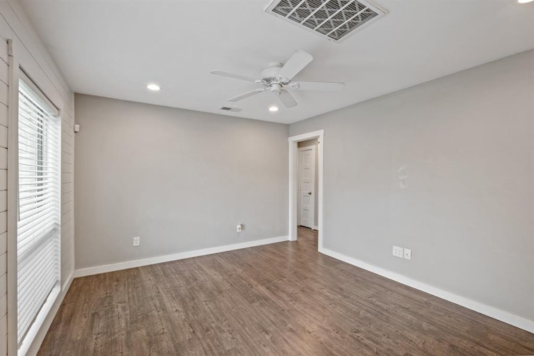 Photo 9 of 21 - 3838 Alsace St, Houston, TX 77021