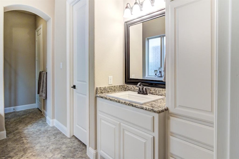 Photo 18 of 36 - 7346 Ridgepoint Dr, Irving, TX 75063