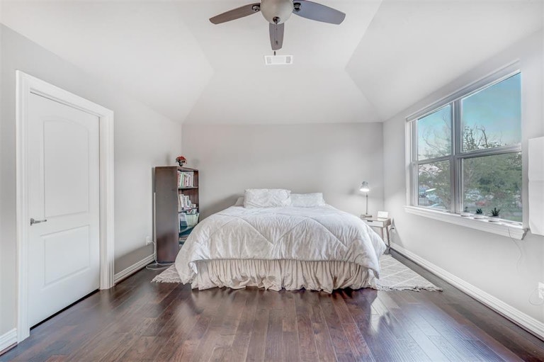 Photo 19 of 31 - 2026 Pecan St, Katy, TX 77494