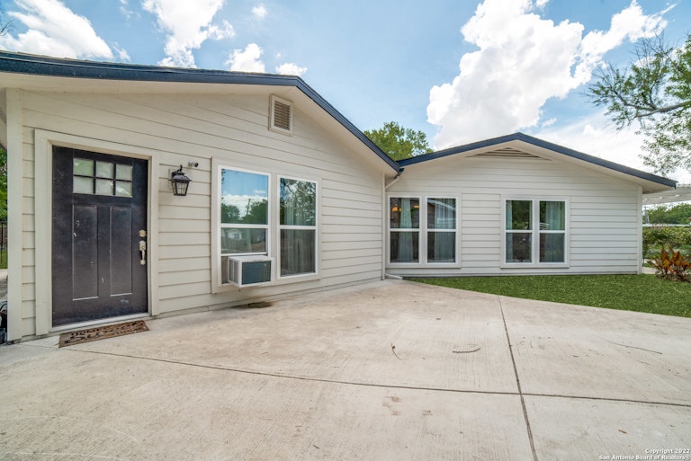Photo 6 of 27 - 837 Canterbury Hill St, San Antonio, TX 78209