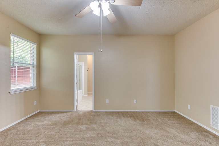 Photo 21 of 31 - 7900 Seven Oaks Ln, Denton, TX 76210