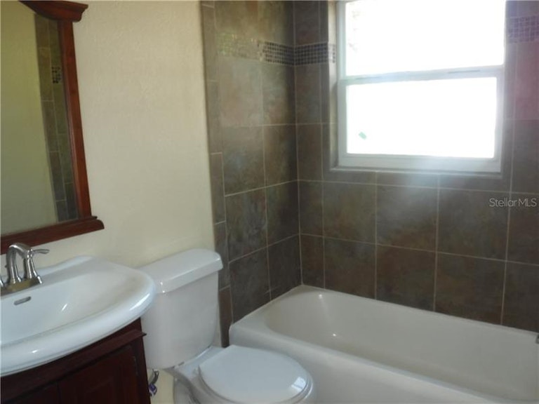 Photo 18 of 25 - 2184 Colonial Ave, Lakeland, FL 33801