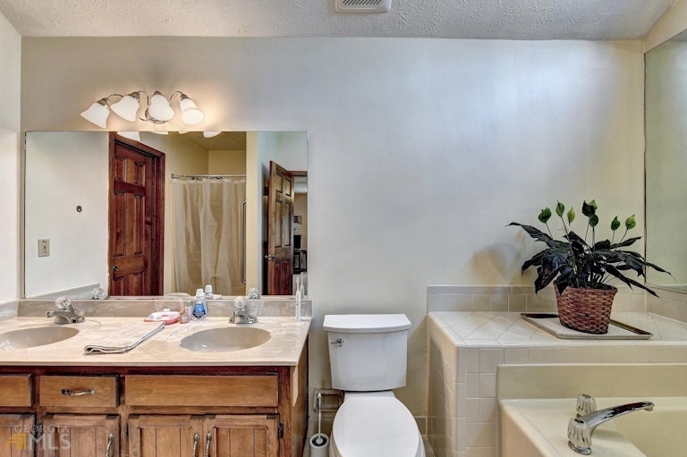 Photo 34 of 47 - 658 Shiloh Ct, Lawrenceville, GA 30044
