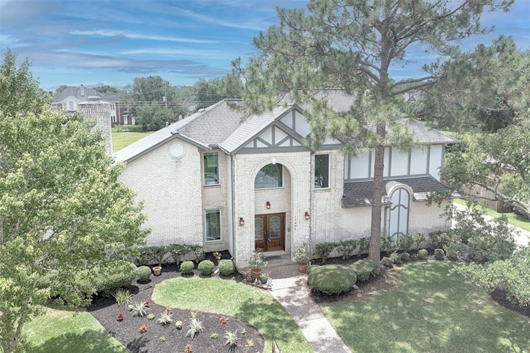 Photo 4 of 42 - 15806 Brook Forest Dr, Houston, TX 77059