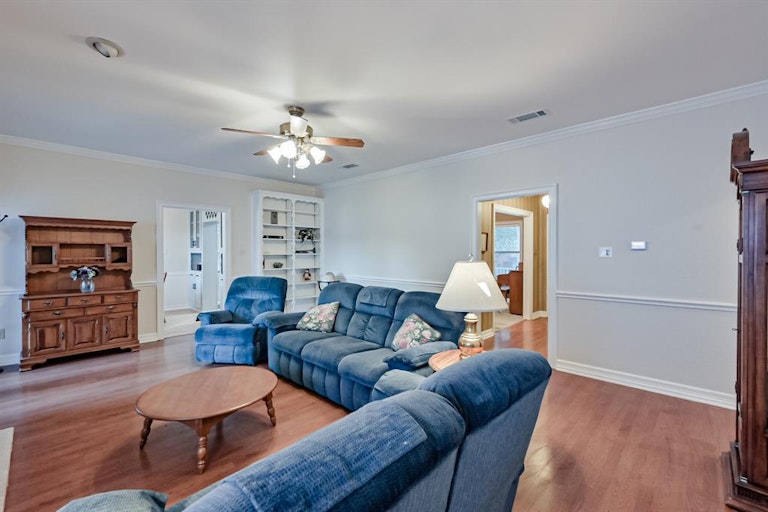Photo 27 of 40 - 5607 Oak Branch Dr, Arlington, TX 76016